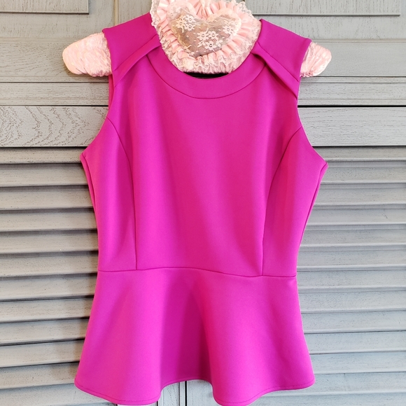 🎀Worthington Women's Fuschia Keyhole Back And Peplum Top Size M🎀 - Picture 1 of 3